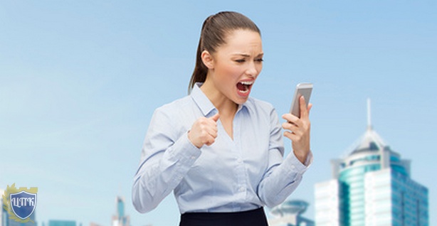 Девушка кричит